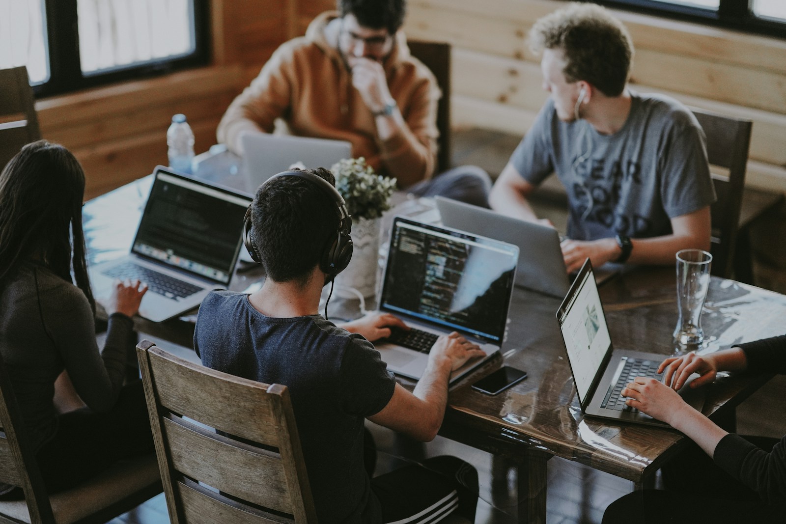 Squad de tecnologia alocada via bodyshop trabalhando em desenvolvimento de software e infraestrutura ágil