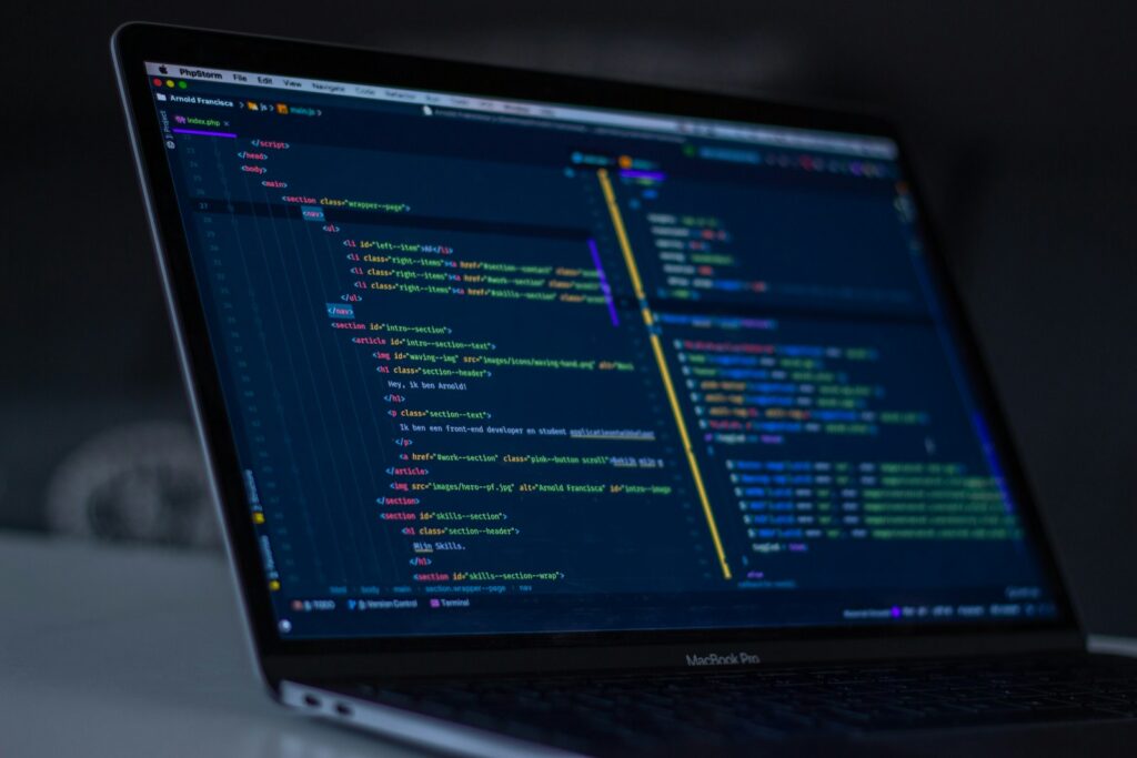 Desenvolvedores de software trabalhando na criação de sistemas personalizados e arquitetura escalável