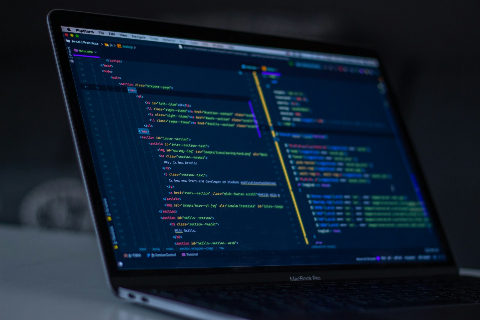 Desenvolvedores de software trabalhando na criação de sistemas personalizados e arquitetura escalável